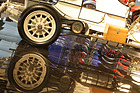 Die schönen Holzspeichenräder spiegeln sich im Boden des Mercedes-Museums in Stuttgart