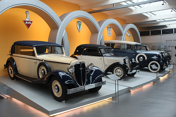 Bild: Die vier Marken DKW, Audi, Horch und Wanderer formierten sich unter der Dachmarke 'Auto Union' mit dem Vier-Kreise-Emblem - gesehen im August Horch Museum in Zwickau