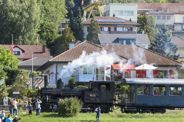 Bild: Die vorbeifahrende Dampfbahn sorgt für viel Aufmerksamkeit - 49. FNA-Jahrestreffen 2023