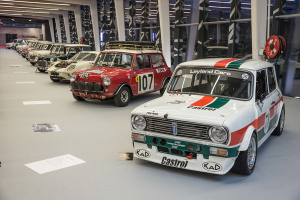 Bild Die wilde Welt des Minis auf der Strasse und im Rennsport - Rétromobile Paris 2019