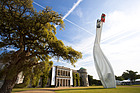 Die zentrale Skulptur, diesmal mit Mazda - Goodwood Festival of Speed 2015