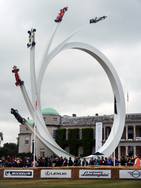 Die zentrale Skulptur war Bernie Ecclestone gewidmet - Goodwood Festival of Speed 2017
