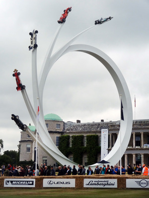 Die zentrale Skulptur war Bernie Ecclestone gewidmet - Goodwood Festival of Speed 2017
