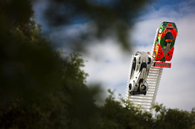Die zentrale Skulptur ziert ein Mazda 787B - Goodwood Festival of Speed 2015