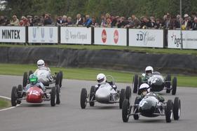 Die zwei bestplatzierten sind hier in der letzten Reihe zu sehen, Sieger #7 Peter de la Roche im Coope-Norton Mk9 und in #32 David Woodhouse im Mk9 aus dem Jahre 1955 - Earl of March Trophy - Goodwood Revival 2015