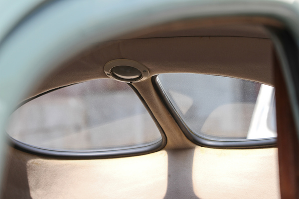 Dies half zwar beim Rückwärtsparkieren wenig, aber es vereinfachte die Glasverarbeitung.