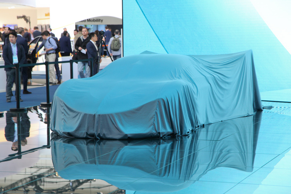 Dies sieht nach Renntechnik aus, was sich wohl unter dem Tuch verbirgt? - IAA Frankfurt 2019