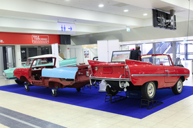 Diese Amphicars gab es in der neu bezogenen Kuga-Halle zu kaufen - gesehen an der Techno Classica 2016