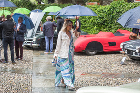 Diese Dame liess sich die gute Laune auch durch den Regen nicht nehmen – Concorso d'Eleganza Villa d'Este 2024