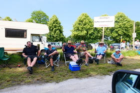 Diese Herren haben sich einen Logenplatz an der Zufahrt gesichert. Sie mussten nicht Autos gucken gehen, die Autos rollten an ihnen vorbei. – Bockhorner Oldtimermarkt 2025