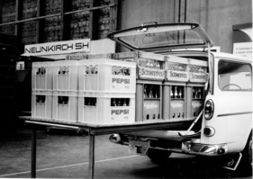 Diese Ladebrücke der Firma Moser in Thun kann in fast allen Kombifahrzeugen montiert werden - Genfer Autosalon 1967