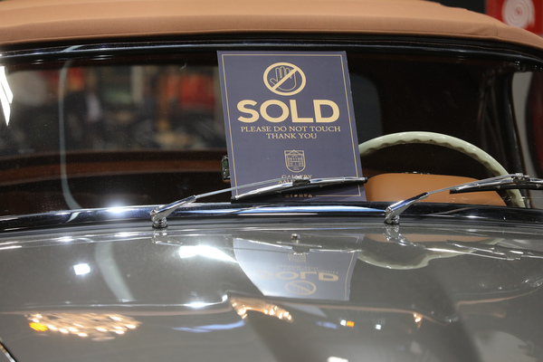 Diese Schilder waren schon früh an vielen Autos zu sehen - Rétromobile Paris 2024