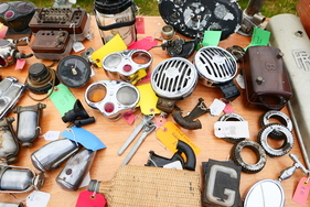 Bild Diese Teile-Auswahl ist mit allerlei handbeschrifteten Preisschildern liebevoll präsentiert