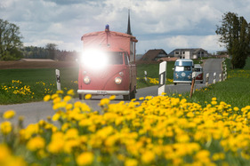 Diese ehemalige Feuerwehr-Pritsche sieht besonders blendend aus. – 75 Jahre VW in der Schweiz