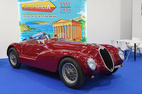 Diese elegante Alfa-Romeo-Barchetta wirbt für eine Veranstaltung auf Sizilien - 42. Auto e Moto d'Epoca 2025