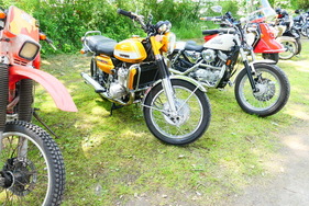 Diese frühe Version der Suzuki GT 750 „Wasserbüffel“ hat noch eine Trommelbremse im Vorderrad und Faltenbälge an der Gabel. – Bockhorner Oldtimermarkt 2025