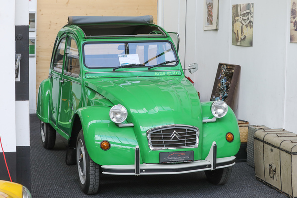 Diese grüne Ente (Citroën 2 CV) kündigt bereits die Gstaad-Versteigerung im Dezember 2022 an - Oktober-Versteigerung der Oldtimer Galerie Toffen vom 15. Oktober 2022