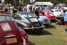 Diese schönen Rücken können nicht über das schwarze Schaf mittendrin hinwegtäuschen: ein 356 Karmann-Coupé von 1964 in Mattschwarz mit roten Stossfängern. Solch eine auf schäbig gemachte Kiste ... Diese schönen Rücken können nicht über das schwarze Schaf mittendrin hinwegtäuschen: ein 356 Karmann-Coupé von 1964 in Mattschwarz mit roten Stossfängern. Solch eine auf schäbig gemachte Kiste ...