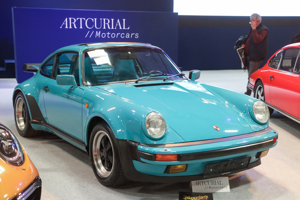 Diese ungewöhnliche Farbgebung hinderte den Porsche 930 von 1987 nicht, einen Verkauspreis von EUR 220'400 zu erzielen - Artcurial Rétromobile Versteigerung 2024