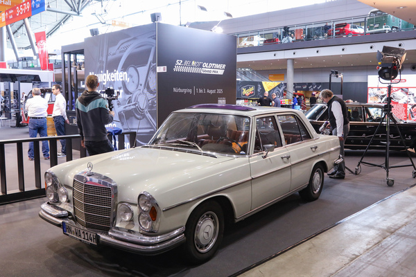 Diese weisse Mercedes-Limousine wirbt für den "Belmot Oldtimer Grand-Prix" - 24. Retro Classics Stuttgart 2025
