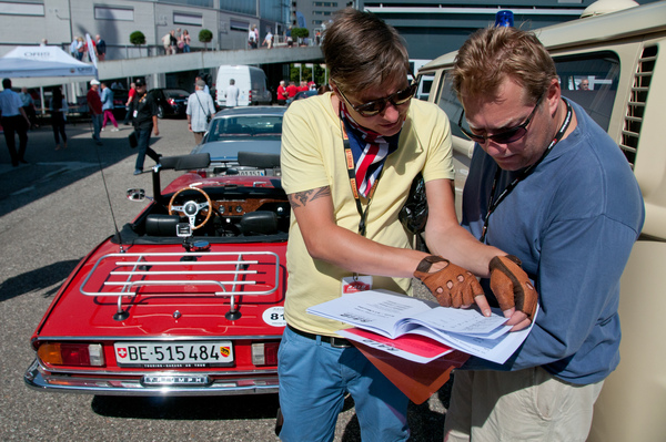 Bild Diese zwei RAID-Neulinge mussten sich rasch orientieren und versuchten, sich mit dem Roadbook anzufreunden – Der letztjährige Sieger Andreas Locher hatte seine zwei Freunde mit den Eindrücken aus 2012 offensichtlich angesteckt – RAID Suisse-Paris 2013