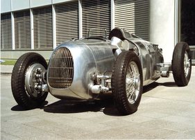 Diese zweite neue Karosserie ist im Auftrag von Audi Mitte der neunziger Jahre in Italien gebaut und unlackiert ausgeliefert worden