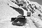Dieselbe Szenerie, nun versuchsweise bergab: Porsche 356 A Convertible D im Oktober 1958 beim Bremsentest, den die Schneemassen zumindest weit oben unmöglich machen.