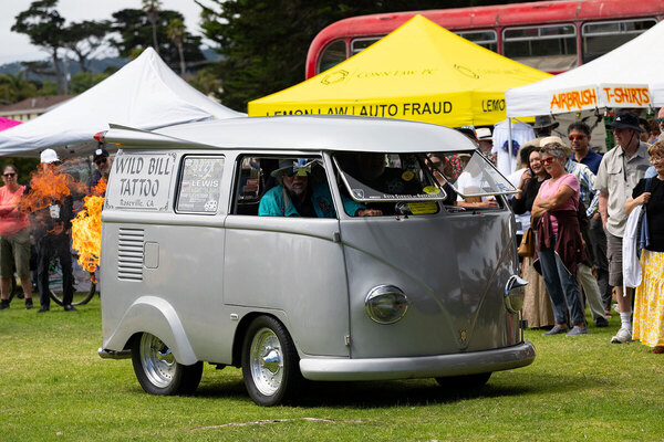 Dieser Bulli erinnert stark an die Spielzeugversion von Playmobil – Concours d'Lemons 2024