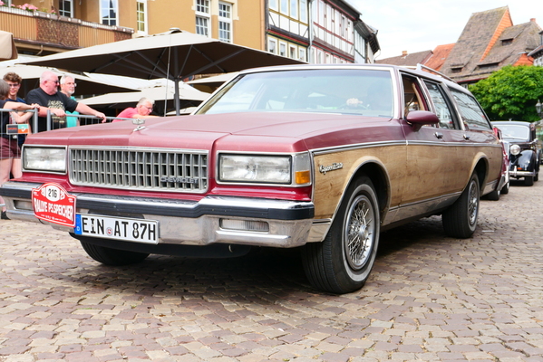 Dieser Chevrolet Caprice Station Wagon von 1987 steht mit seinem Holzdekor und den Speichenräder-Attrappen als Radkappen für die herrlich-kitschigen 80er-Jahre der US-Cars – Einbecker Oldtimertage 2025