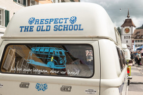 Dieser Hochdach-T2 ist so dermassen geil, dass ein einziger Hinweis darauf nicht ausreicht – 75 Jahre VW in der Schweiz