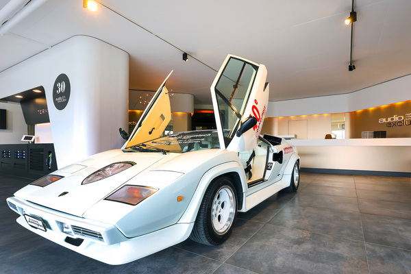 Bild: Dieser Lamborghini Countach wurde von Audio Exklusiv mit moderner Technik verbessert
