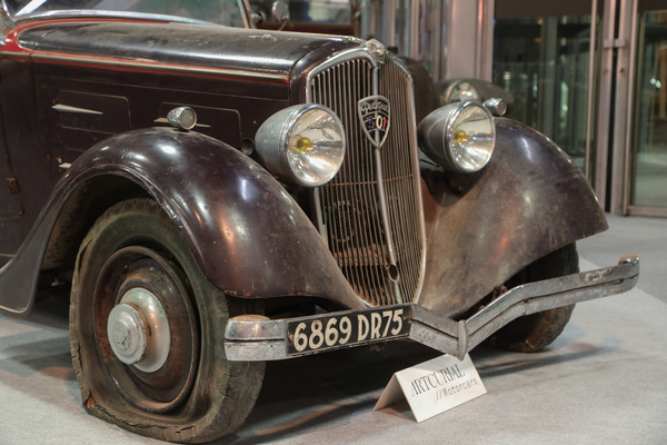 Dieser Peugeot 301 CR Roadster von 1934 wurde ür EUR 27'840 verkauft, neue Pneus waren nicht inklusive - Artcurial Rétromobile Versteigerung 2024