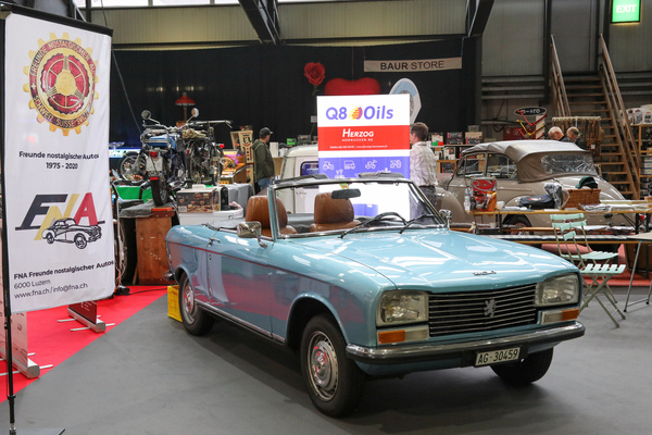 Dieser Peugeot 304 Cabriolet wirbt für das FNA-Treffen am 29. September 2024 - Swiss Classic World Luzern 2024