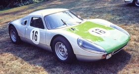 Dieser Porsche Carrera GTS trägt dieselbe Bemalung wie derEinsatzwagen von Buzzetta und Mitter bei den 24 Stunden von Daytona 1966