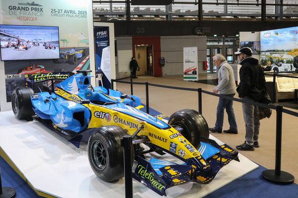 Dieser Renault R26 wirbt für den Grand Prix Historique auf dem Circuit Paul Ricard von 25. bis 27. April 2025 – Rétromobile Paris 2025