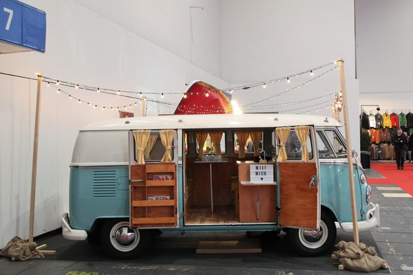 Dieser VW Bus kann gemietet werden - Motorworld Classics Berlin 2019