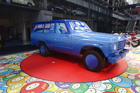 Dieser bemalte Toyota Land Cruiser ist sonst in der ständigen Ausstellung beheimatet – Sonderausstellung "Big in Japan" in der Autoworld Brüssel