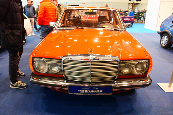 Dieser englischrote Mercedes-Benz 200 von 1981 mit nur 59'000 Kilometern auf dem Zähler war am Freitag bereits verkauft – Bremen Classic Motorshow 2025