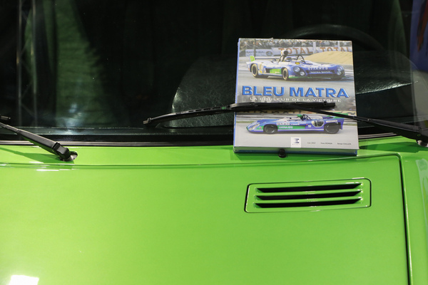 Dieser grüne Matra-Simca Bagheera taugt nur bedingt als Hintergrund für das Buch über die "Blauen" - Rétromobile Paris 2024