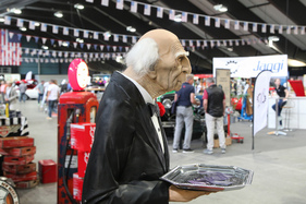 Dieser gut gekleidete Herr besserte seine Rente auf, indem er Visitenkarten verteilte – Swiss Classic World Luzern 2022 Dieser gut gekleidete Herr besserte seine Rente auf, indem er Visitenkarten verteilte – Swiss Classic World Luzern 2022