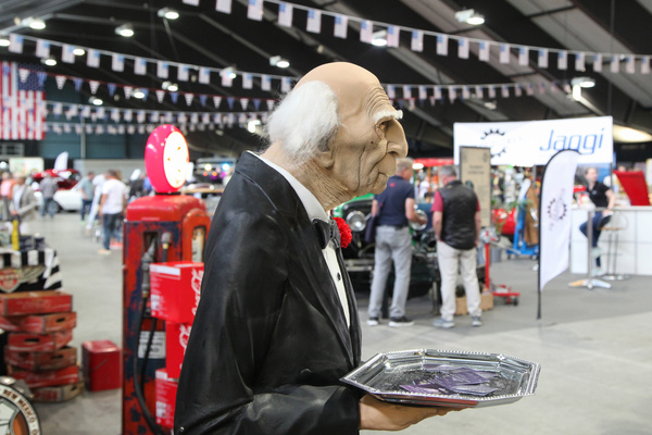 Dieser gut gekleidete Herr besserte seine Rente auf, indem er Visitenkarten verteilte – Swiss Classic World Luzern 2022