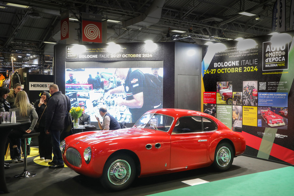 Bild: Dieser hübsche Cisitalia macht auf die Auto e Moto d'Epoca 2024 in Bologna aufmerksam - Rétromobile Paris 2024