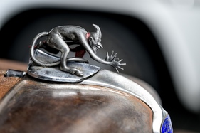 Bild Dieser kleine Teufel ist die Kühlerfigur eines Ford Pickup (1930), welcher auf der Motorworld Classics Bodensee 2019 ausgestellt war.