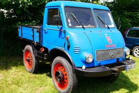 Dieser rare und bereits „stark patinierte“ Unimog der Baureihe 401 ist Stammgast in Bockhorn. – Bockhorner Oldtimermarkt 2025