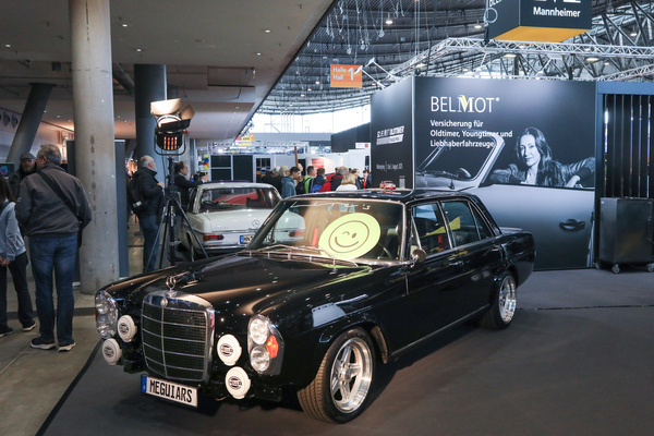 Dieser schwarze Mercedes-Benz 350 SEL 6.3 wirbt für Belmot/Mannheimer - 24. Retro Classics Stuttgart 2025