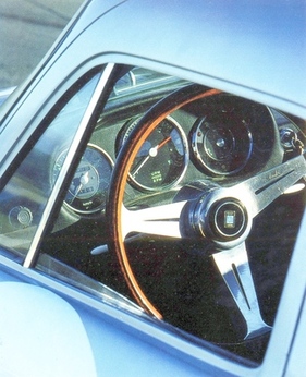 Dieser späte Carrera GTS hat bereits Dreiecksfenster und versenkbare Seitenscheiben. Das Nardi-Lenkrad ist nachgerüstet