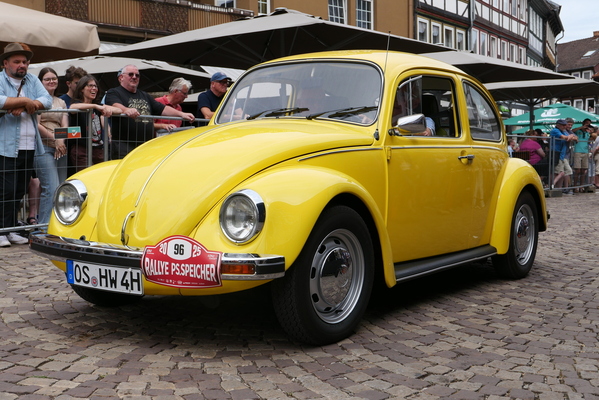 Dieser unrestaurierte VW Käfer von 1975 steht beinahe da wie am ersten Tag. Er hat etwas mehr als 28000 Kilometer auf dem Zähler – Einbecker Oldtimertage 2025