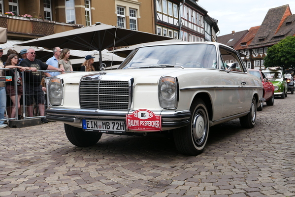 Dieses Coupé trägt Stahlfelgen, Radkappen und Weißwandringe mit Würde: Mercedes 280 CE von 1972 – Einbecker Oldtimertage 2025