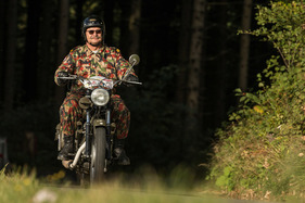 Dieses Kostüm kam vielen Zuschauern bekannt vor - 5. Gedenkfahrt zum Michaelskreuzrennen 2017