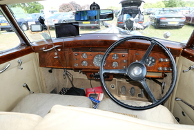 Dieses wunderschöne Armaturenbrett wird ein wenig rücksichtslos mit moderner Technik überwuchert, die sich zum Glück rückstandsfrei entfernen ließe